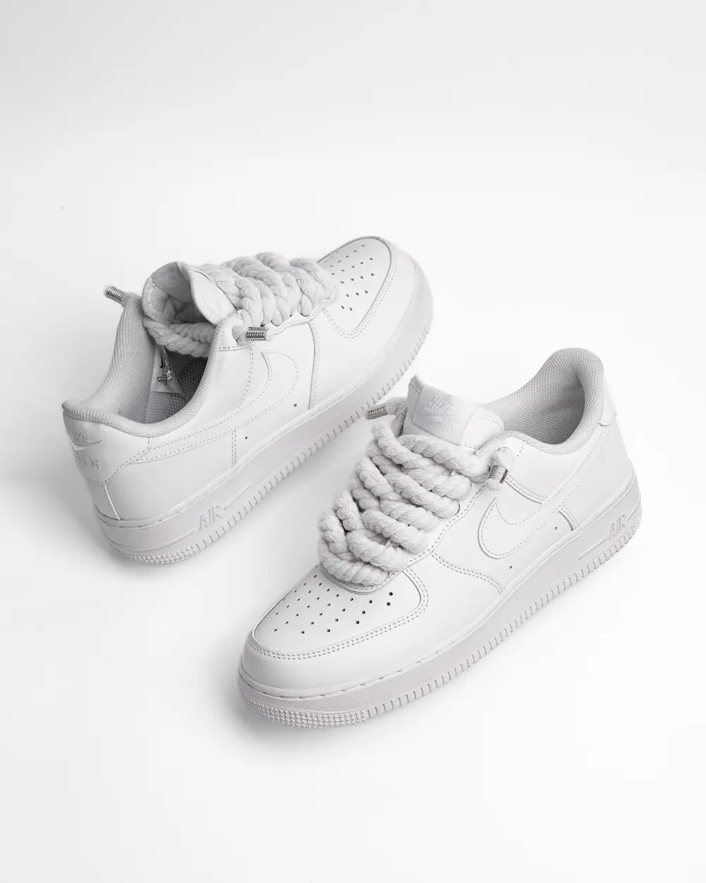 Nike Air Force 1 bianca personalizzata con lacci in corda bianchi