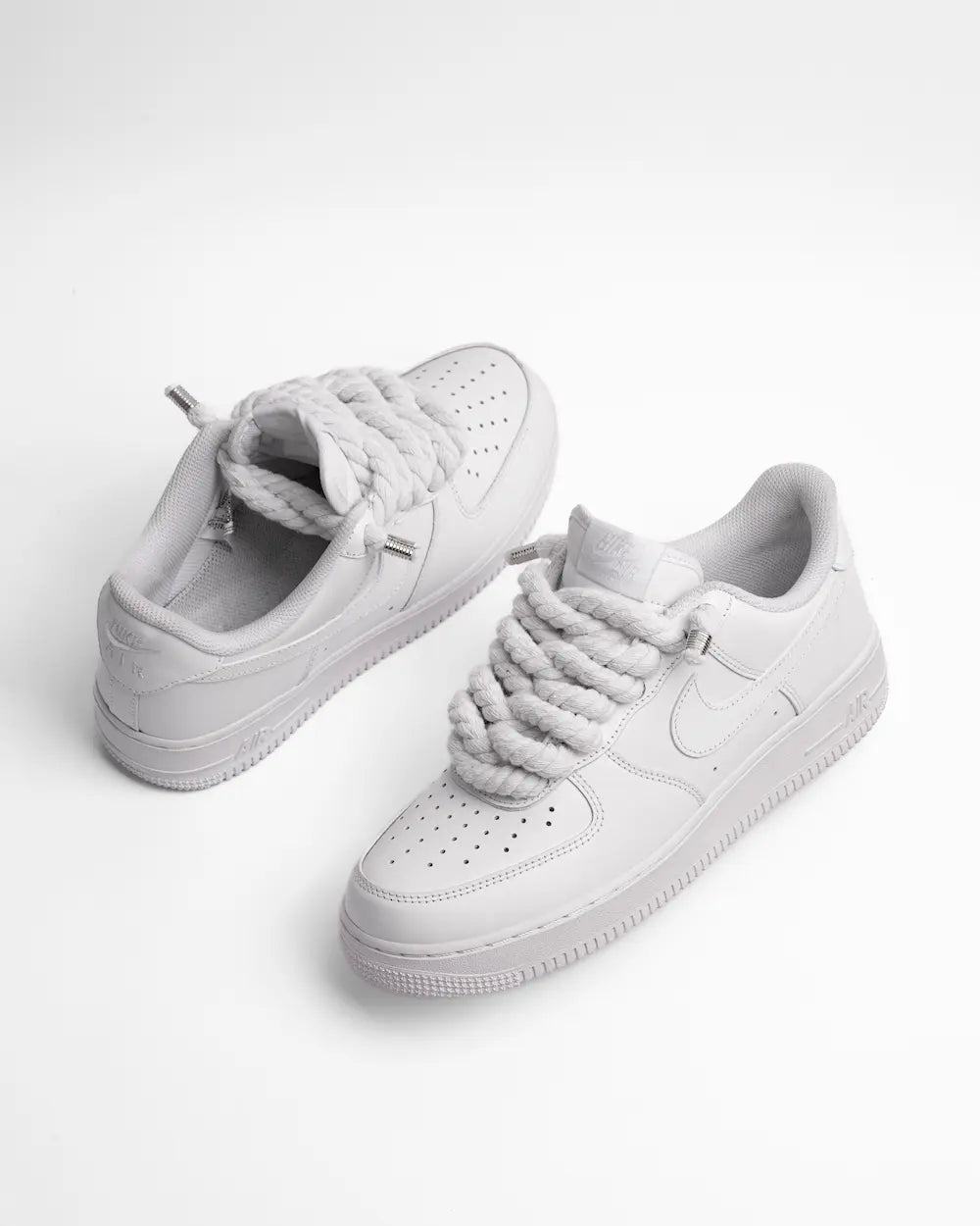 Nike Air Force 1 bianca personalizzata con lacci in corda bianchi