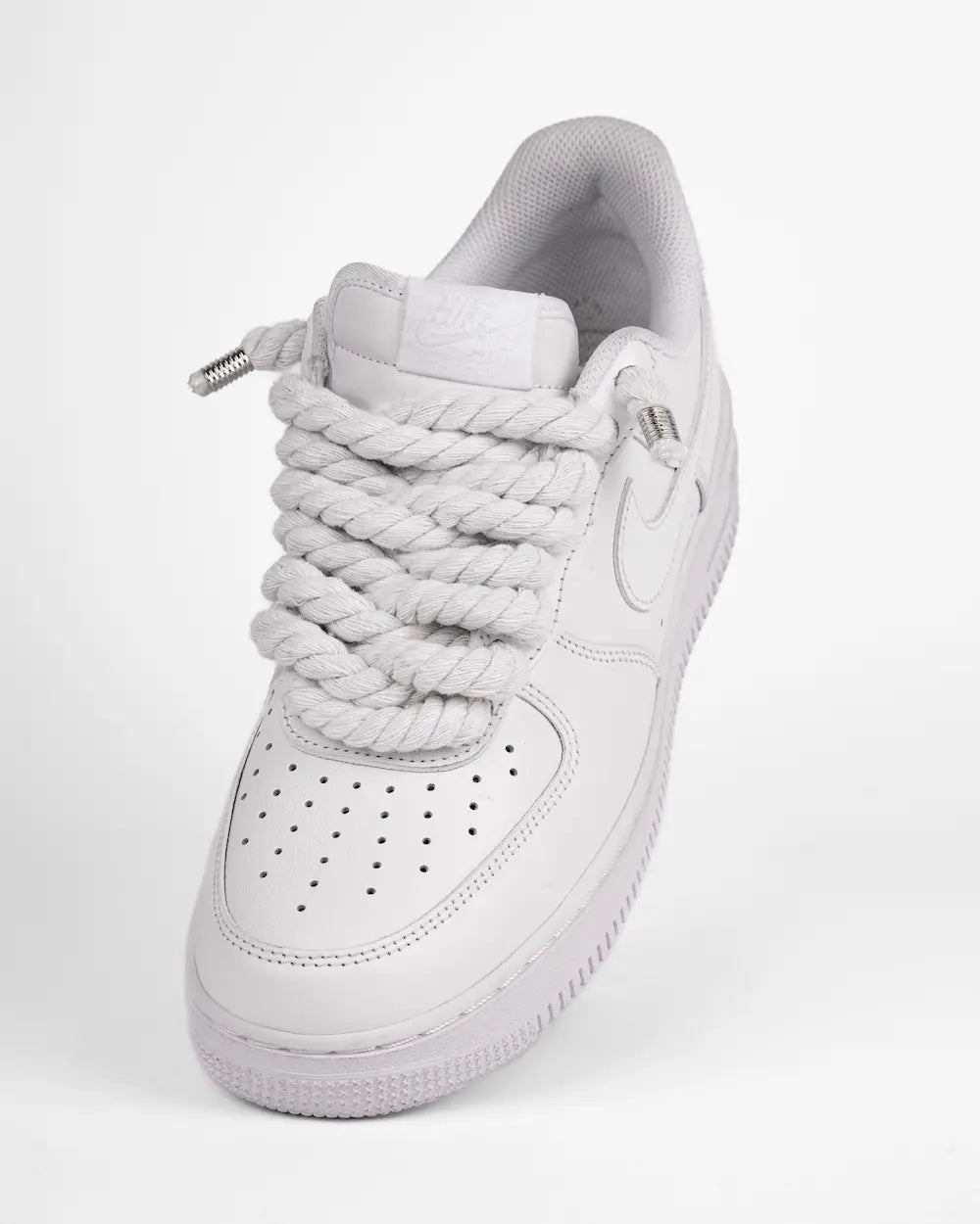 Nike Air Force 1 bianca personalizzata con lacci in corda bianchi