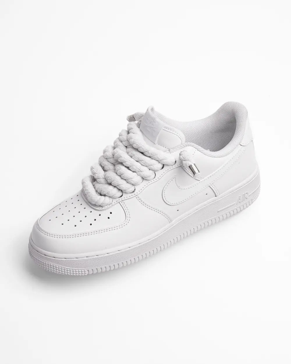 Nike Air Force 1 bianca personalizzata con lacci in corda bianchi