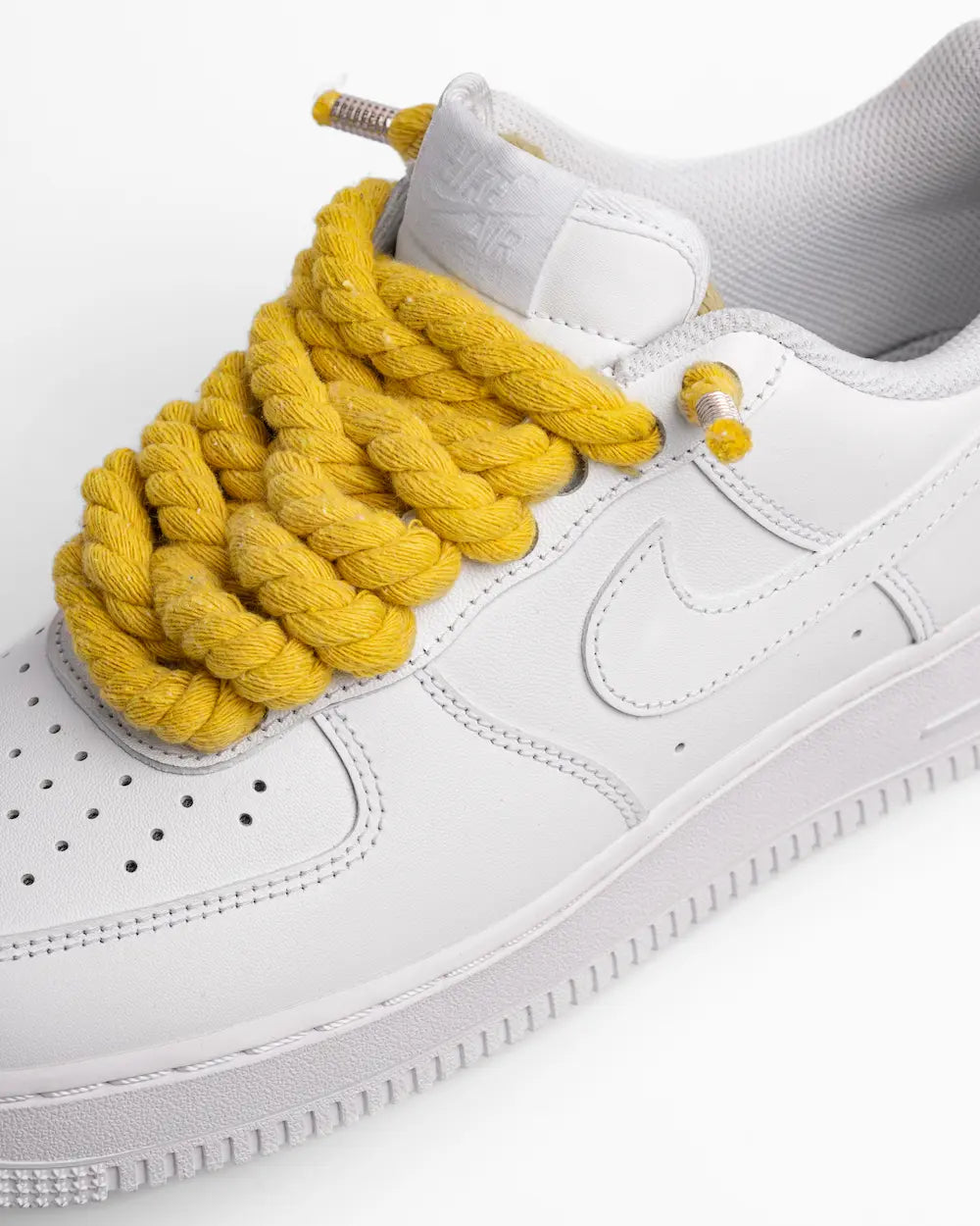 Nike Air Force 1 bianca personalizzata con lacci in corda gialli