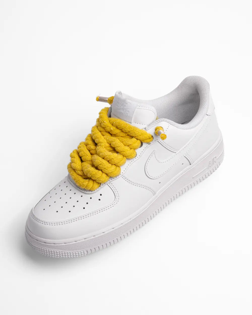 Nike Air Force 1 bianca personalizzata con lacci in corda gialli
