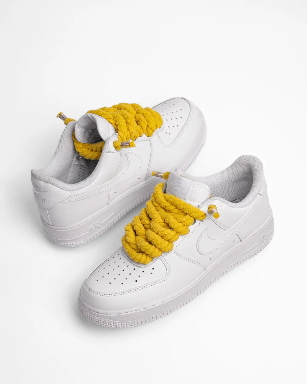 Nike Air Force 1 bianca personalizzata con lacci in corda gialli