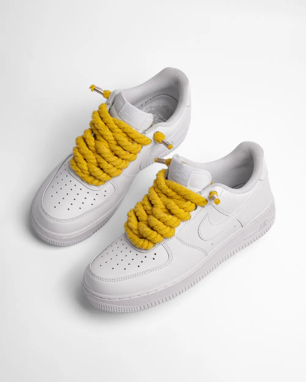 Nike Air Force 1 bianca personalizzata con lacci in corda gialli