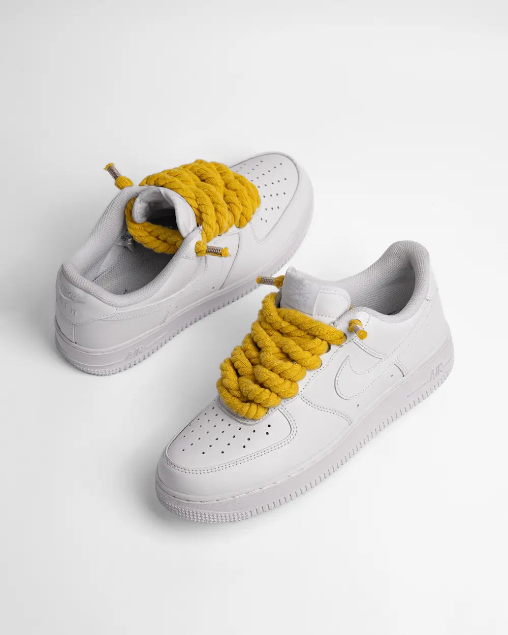 Nike Air Force 1 bianca personalizzata con lacci in corda gialli