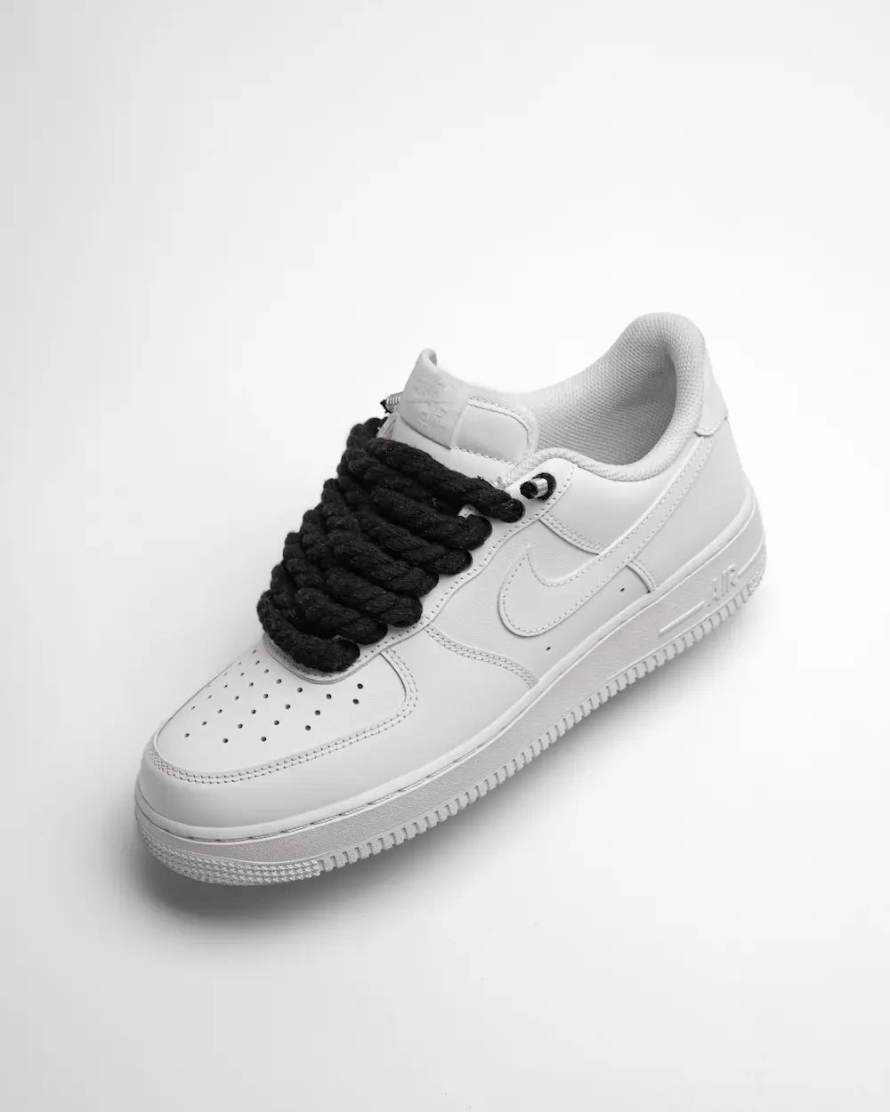 Nike Air Force 1 bianca personalizzata da SEDDYS con lacci in corda neri