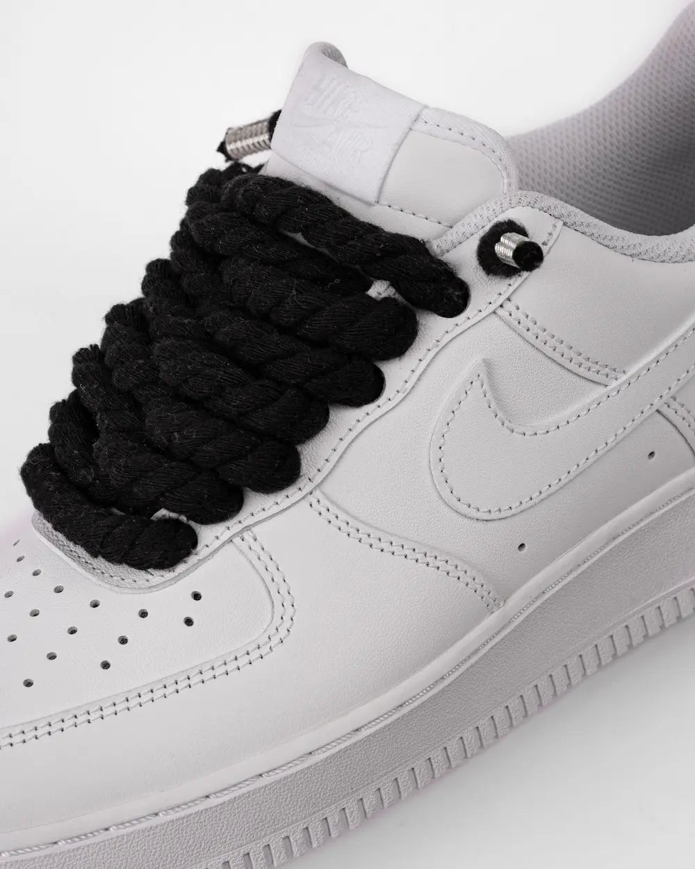 Nike Air Force 1 bianca personalizzata da SEDDYS con lacci in corda neri