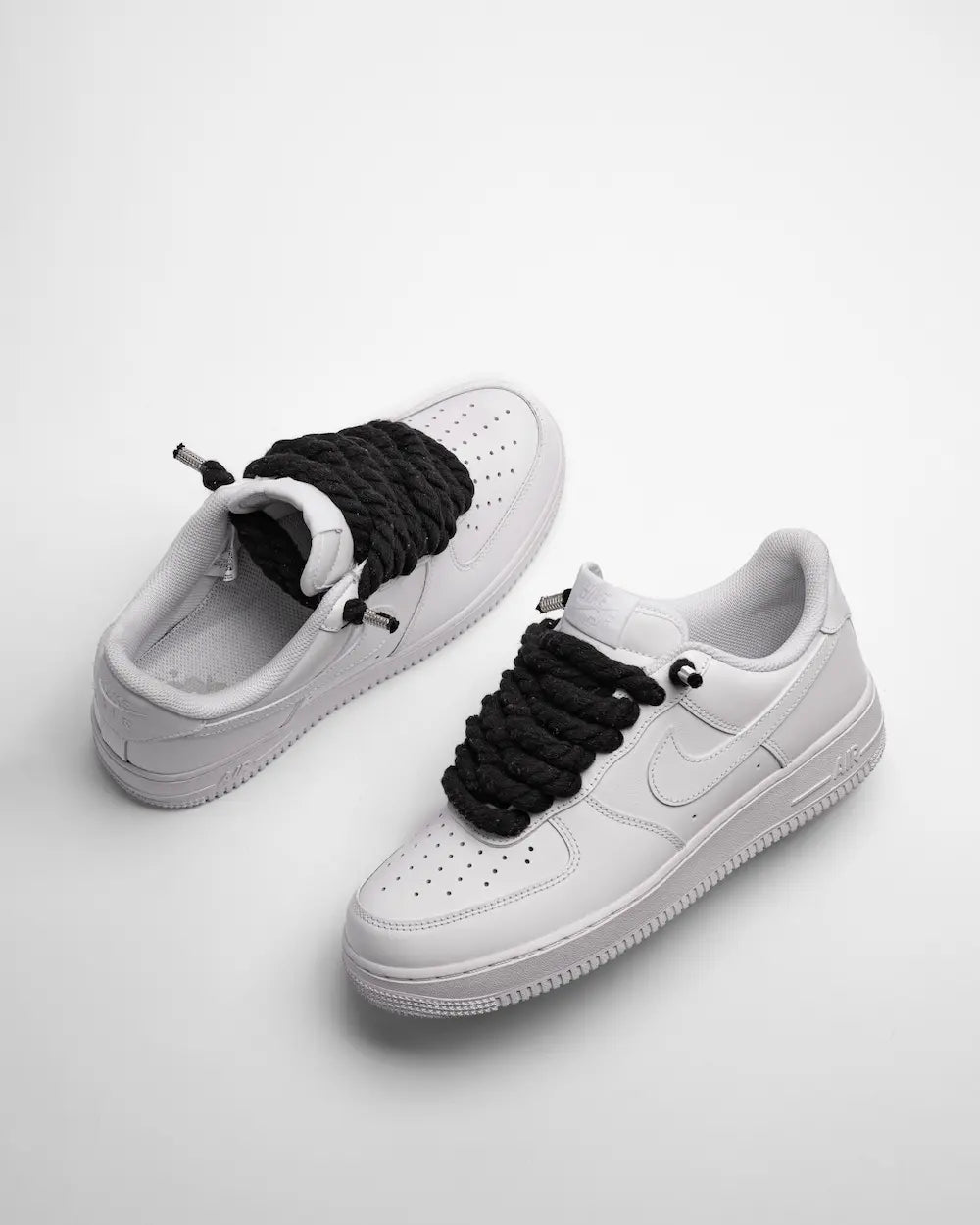 Nike Air Force 1 bianca personalizzata da SEDDYS con lacci in corda neri