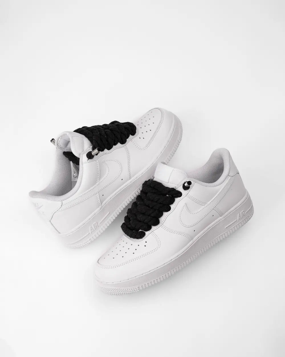 Nike Air Force 1 bianca personalizzata da SEDDYS con lacci in corda neri