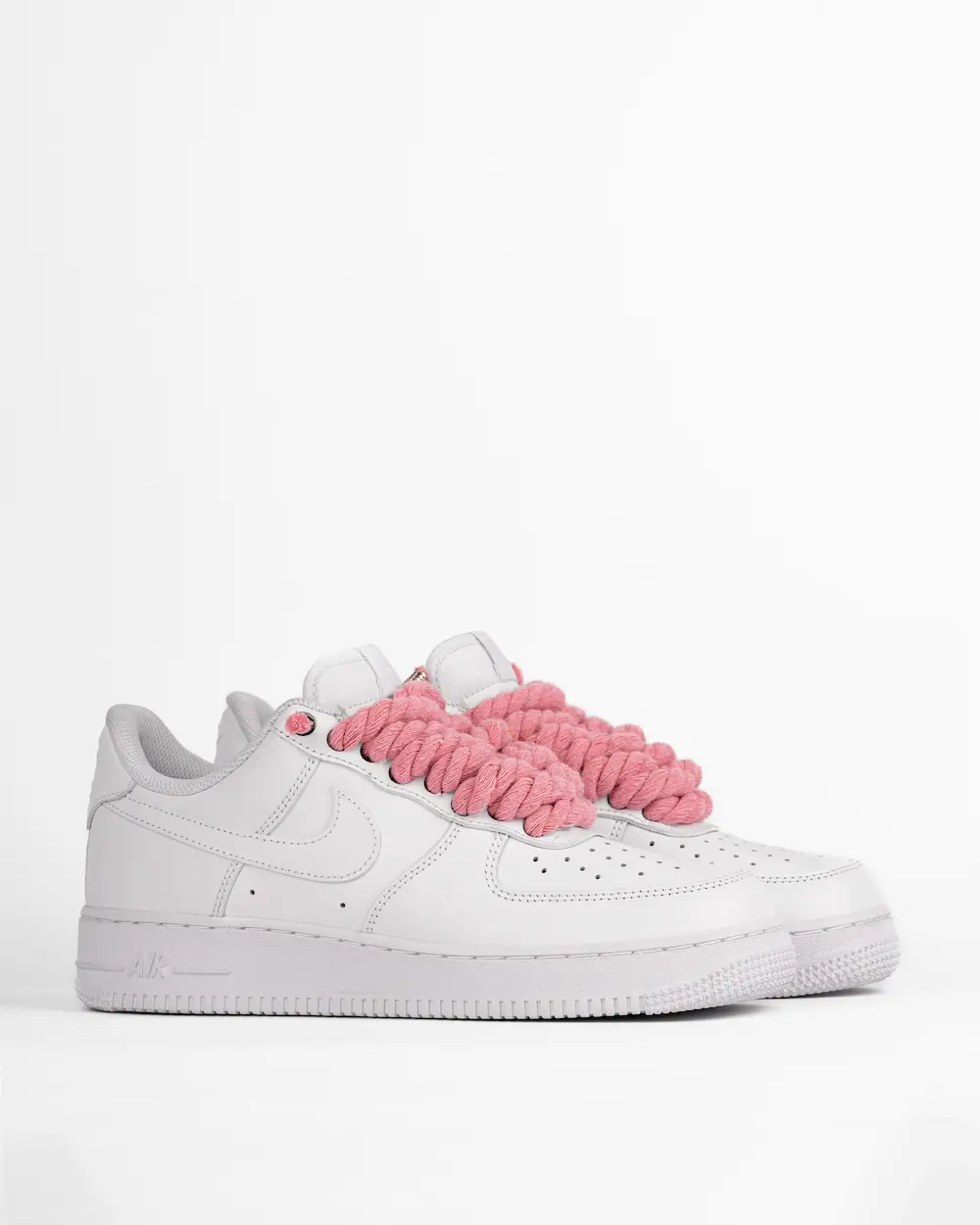 Nike Air Force 1 bianca personalizzata con lacci in corda rosa pastello