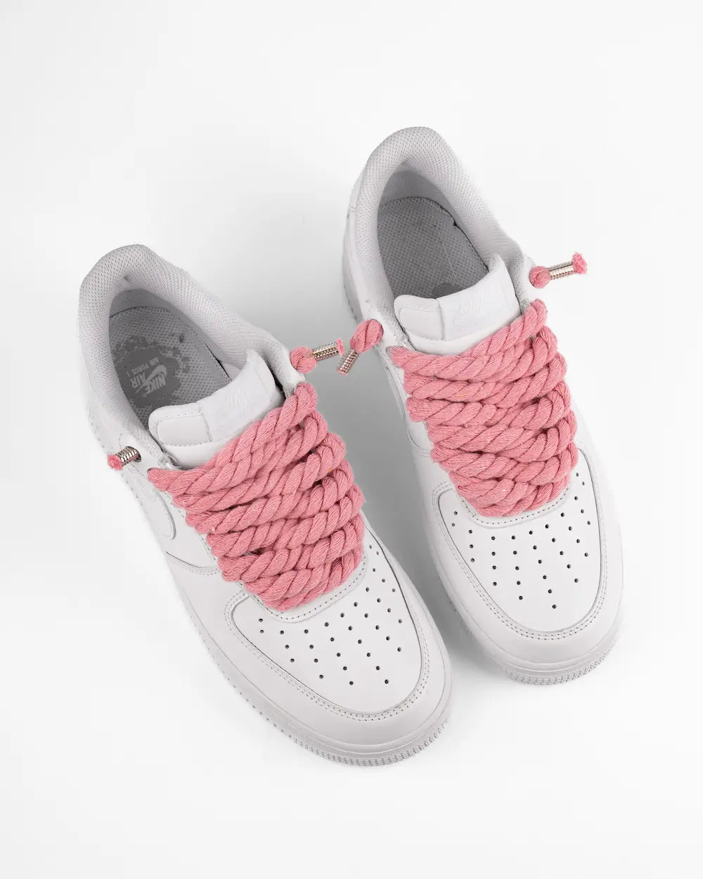 Nike Air Force 1 bianca personalizzata con lacci in corda rosa pastello