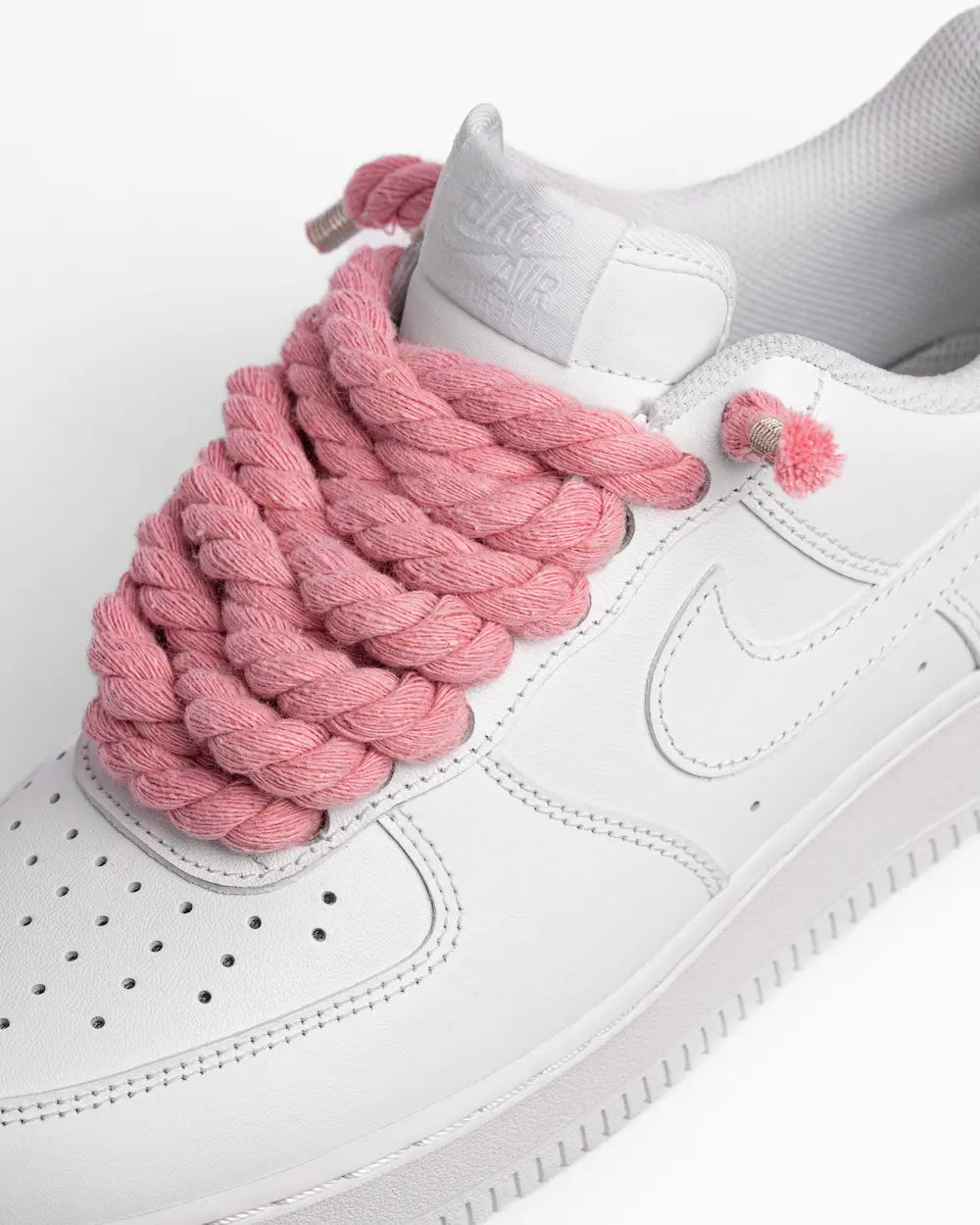 Nike Air Force 1 bianca personalizzata con lacci in corda rosa pastello