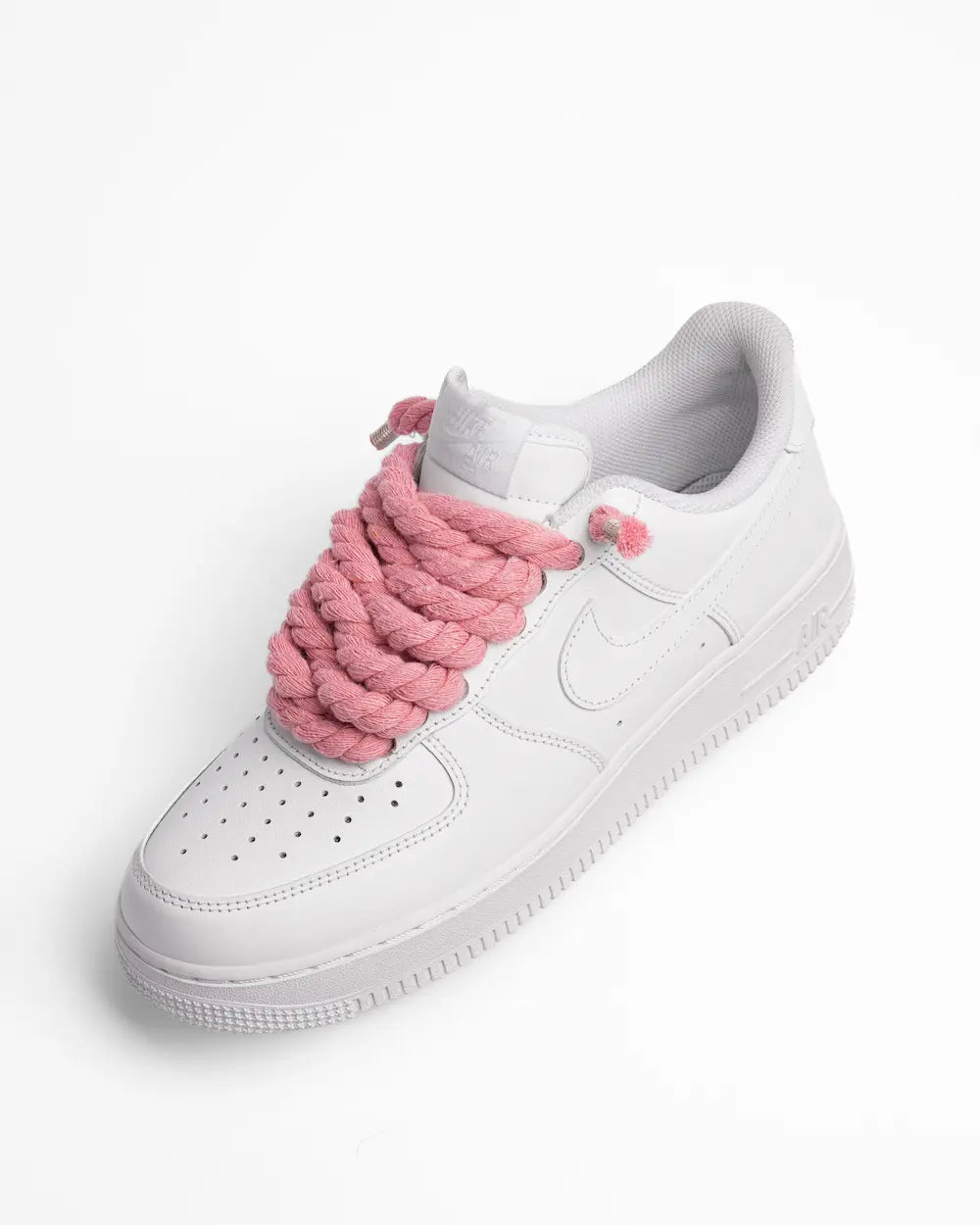 Nike Air Force 1 bianca personalizzata con lacci in corda rosa pastello