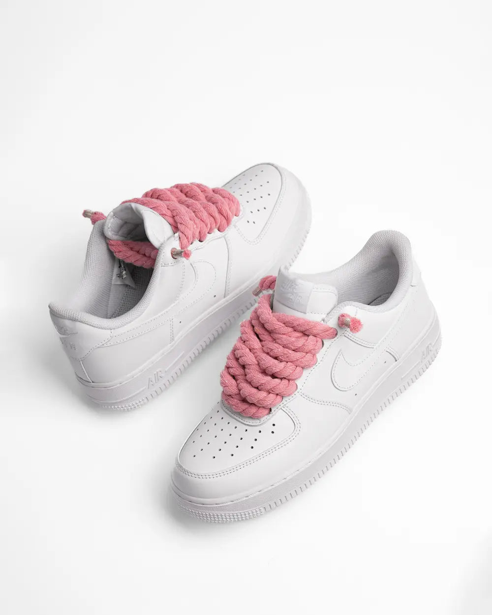 Nike Air Force 1 bianca personalizzata con lacci in corda rosa pastello