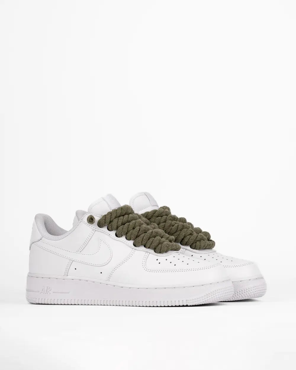 Nike Air Force 1 bianca personalizzata con lacci in corda verde scuro