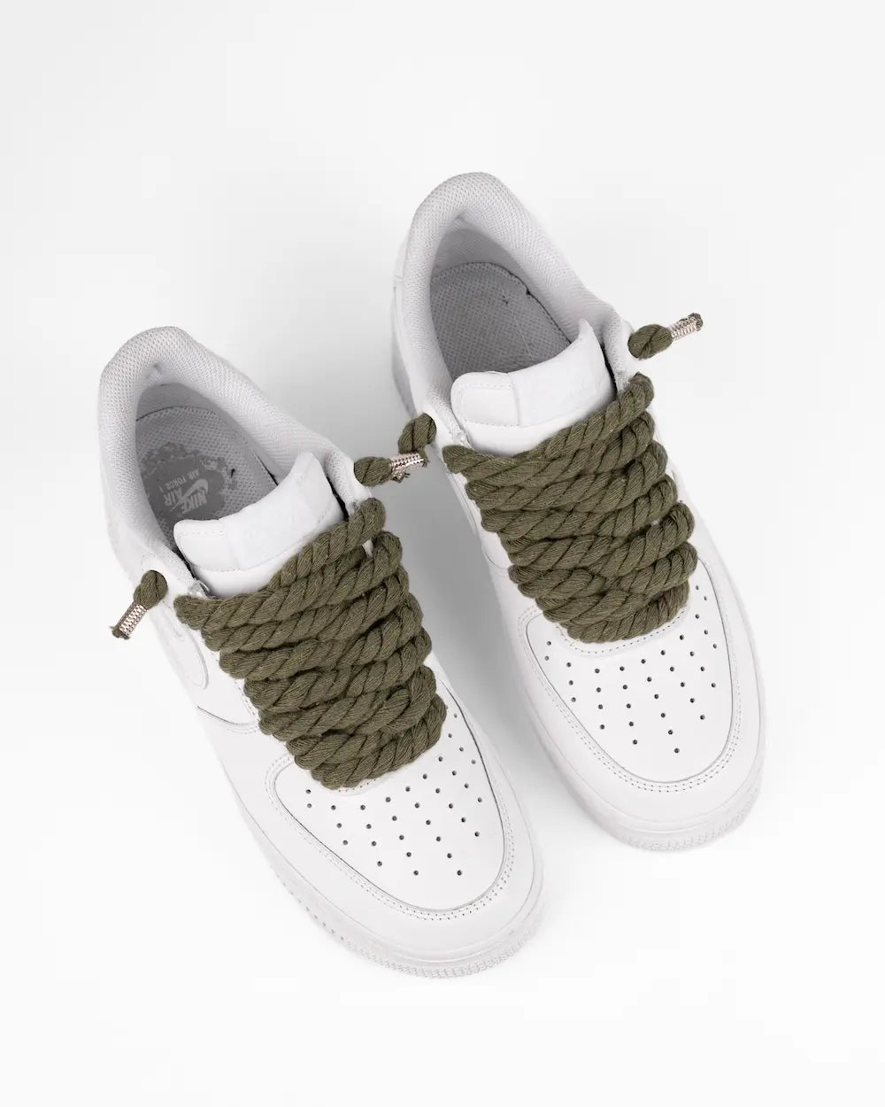 Nike Air Force 1 bianca personalizzata con lacci in corda verde scuro