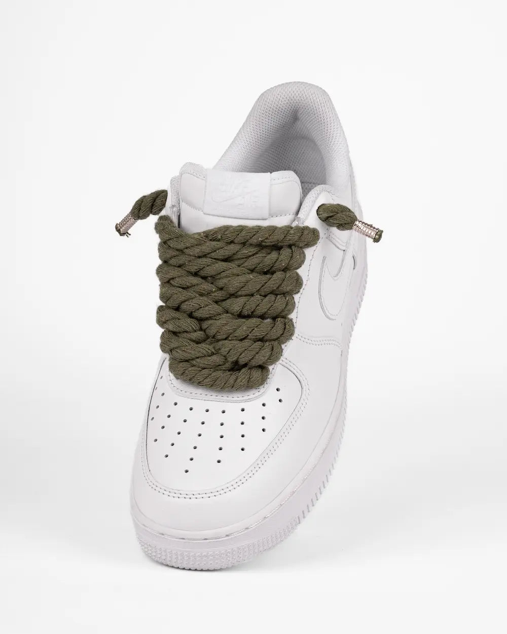 Nike Air Force 1 bianca personalizzata con lacci in corda verde scuro
