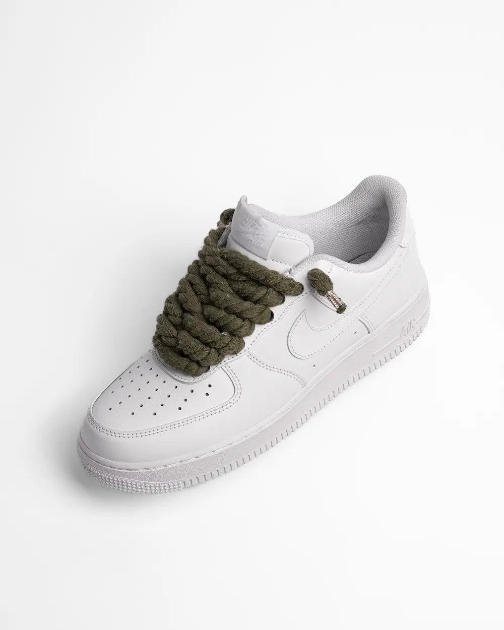 Nike Air Force 1 bianca personalizzata con lacci in corda verde scuro