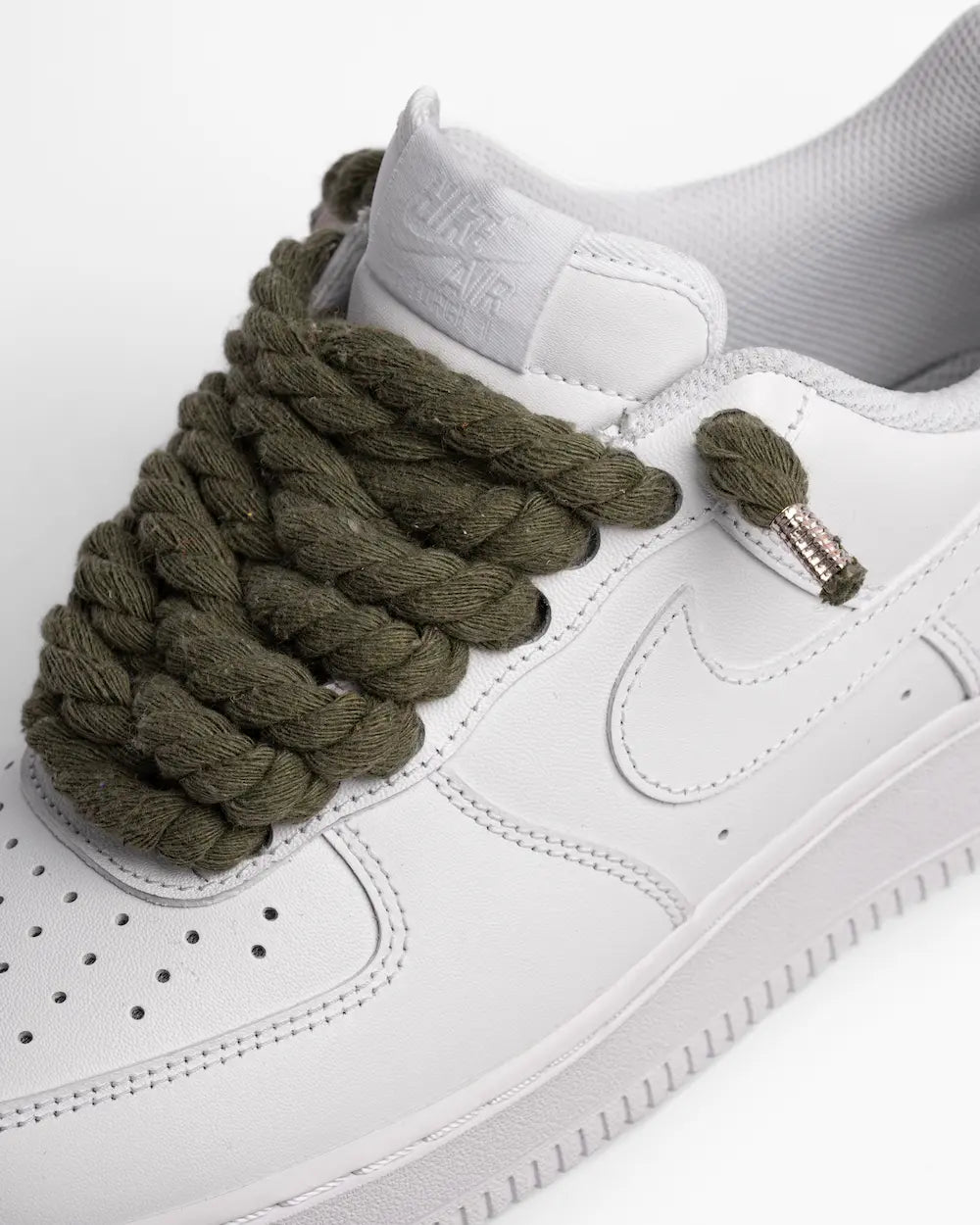 Nike Air Force 1 bianca personalizzata con lacci in corda verde scuro