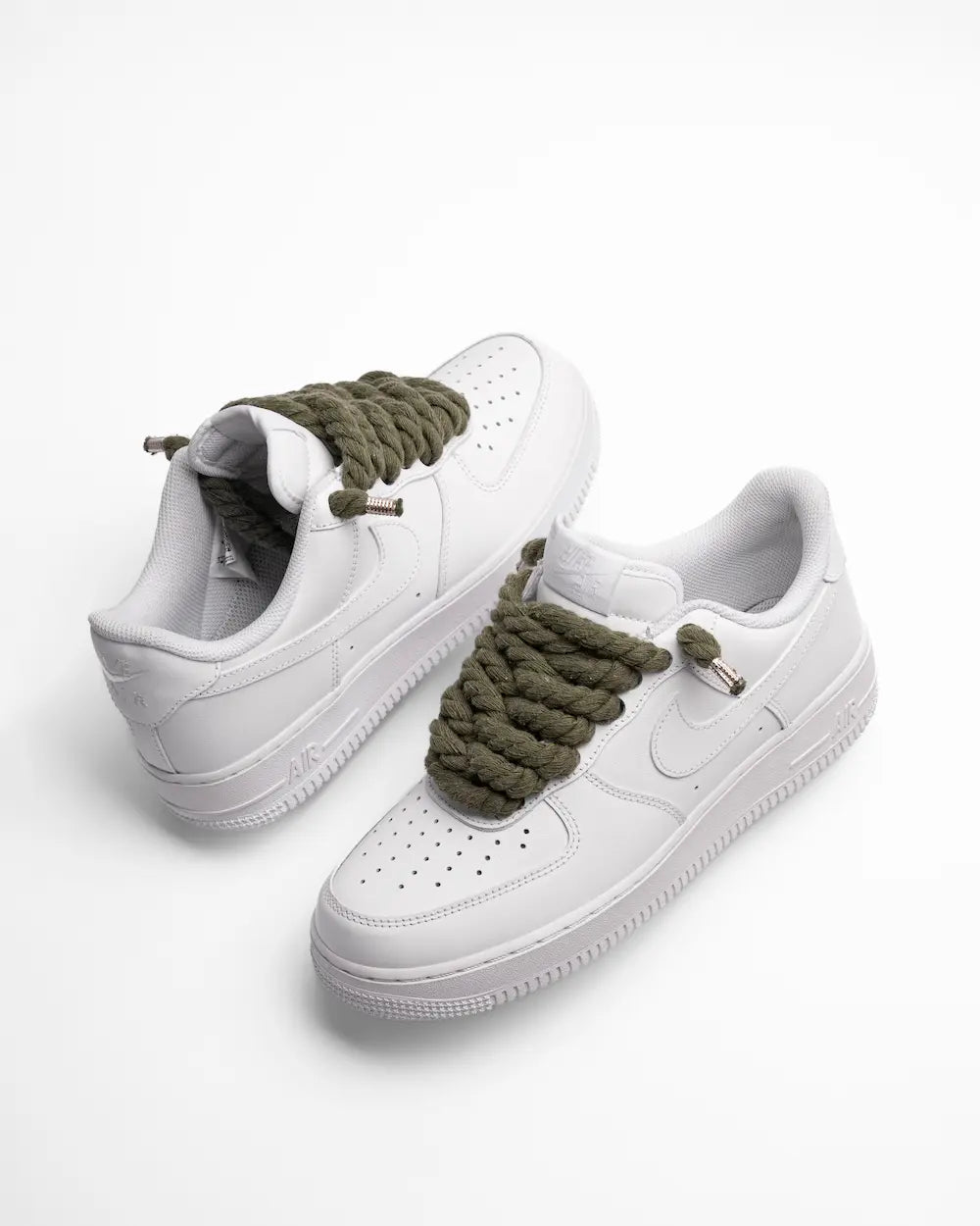 Nike Air Force 1 bianca personalizzata con lacci in corda verde scuro