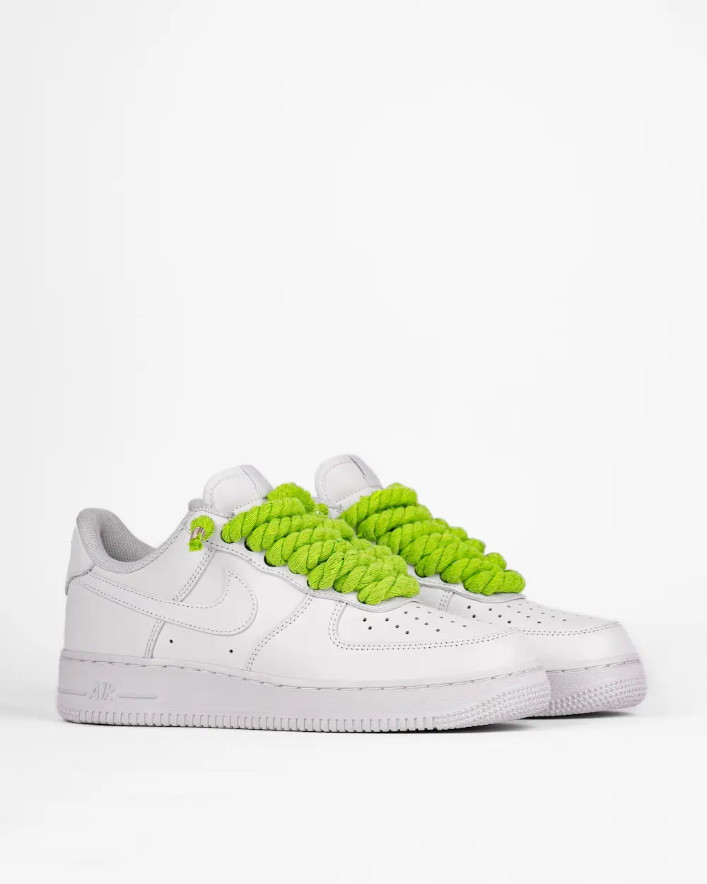 Nike Air Force 1 bianca personalizzata con lacci in corda verde lime