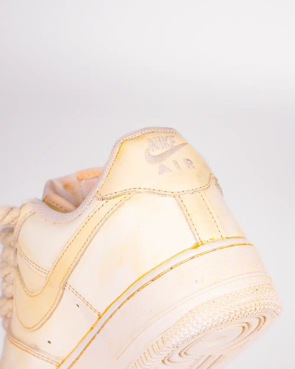 Nike Air Force 1 personalizzata con tintura effetto caffè e lacci in corda grossi, dettaglio tacco
