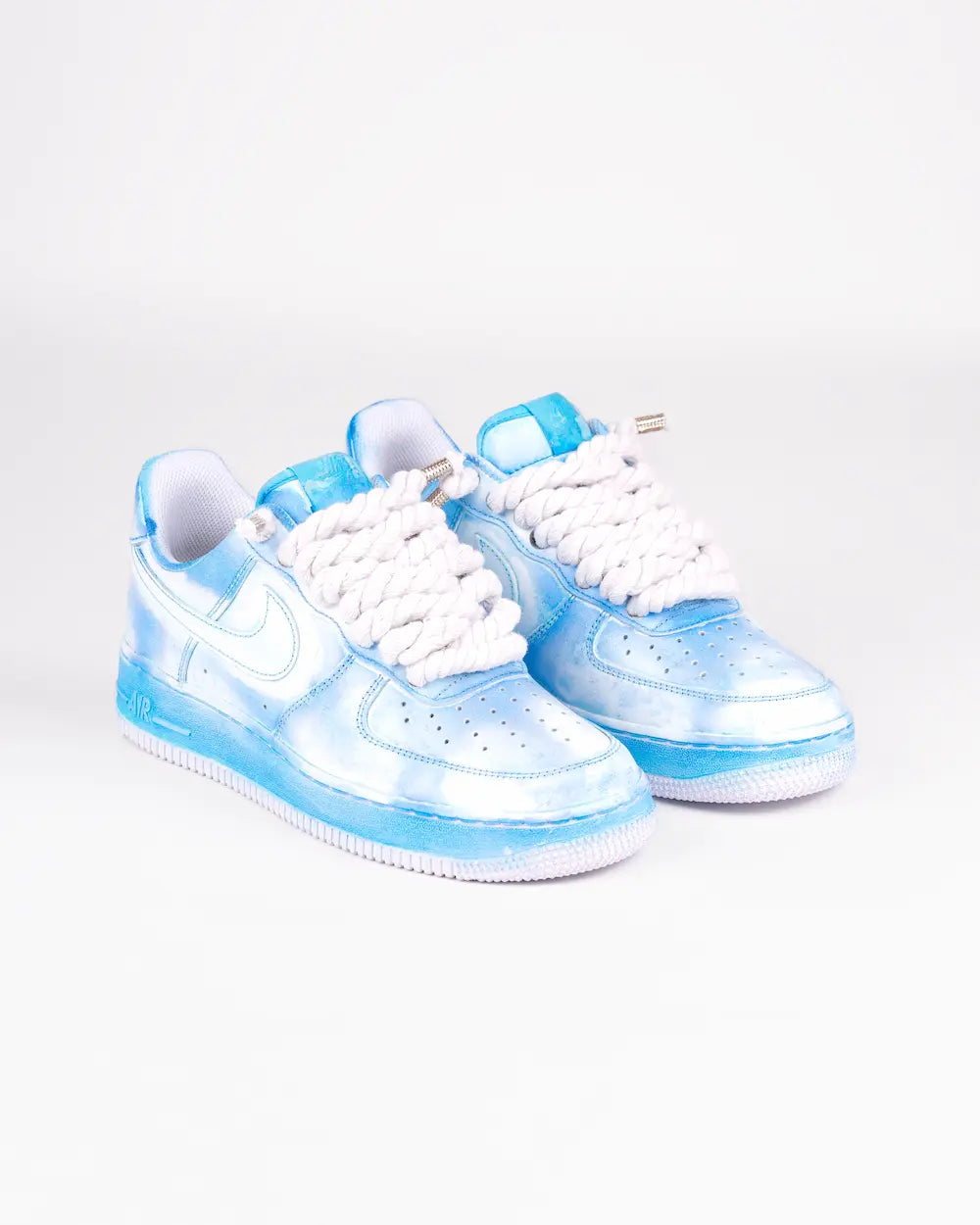 Nike Air Force 1 personalizzata con tintura effetto azzurro sfumato e lacci in corda grossi