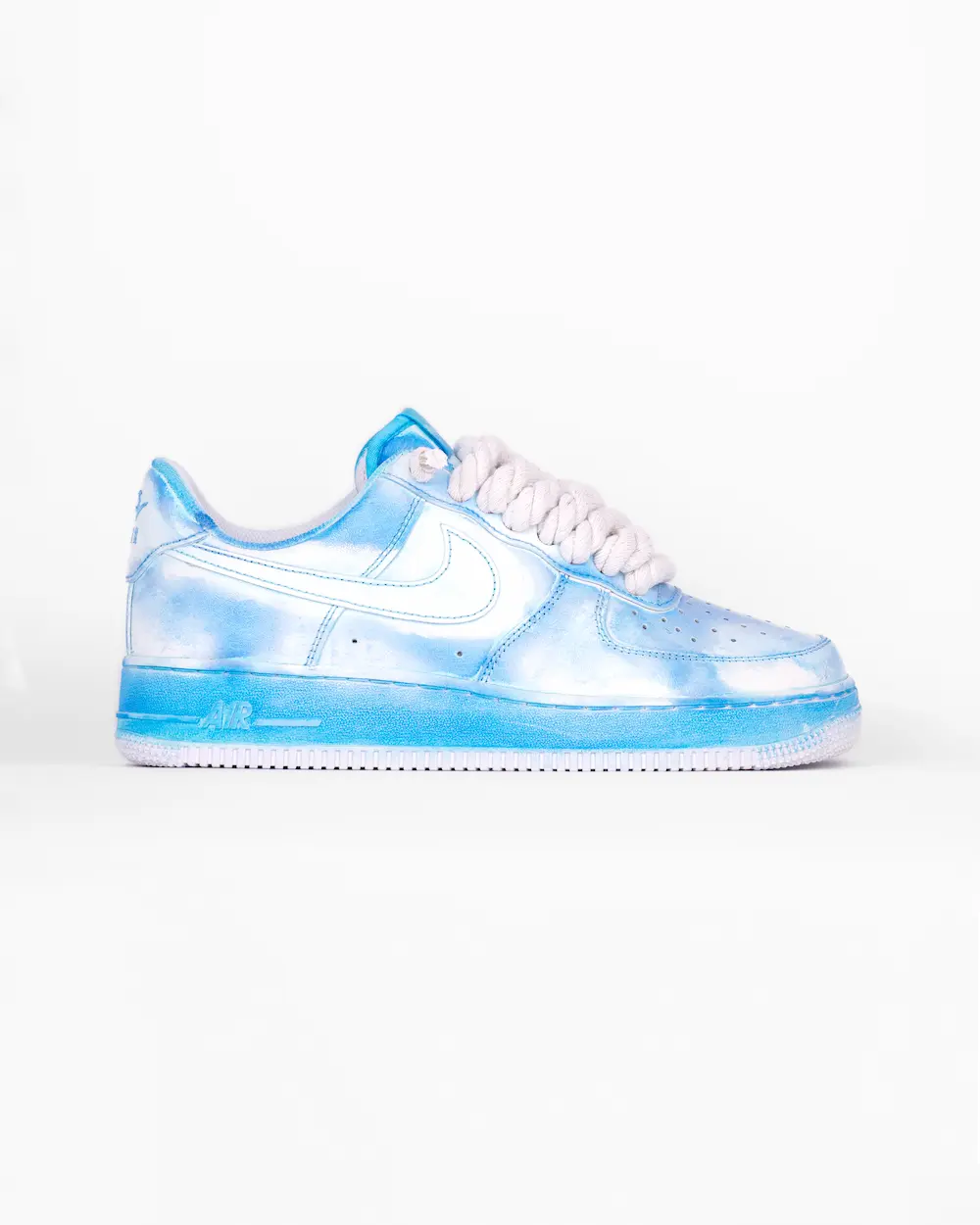 Nike Air Force 1 personalizzata con tintura effetto azzurro sfumato nuvola e lacci in corda bianchi