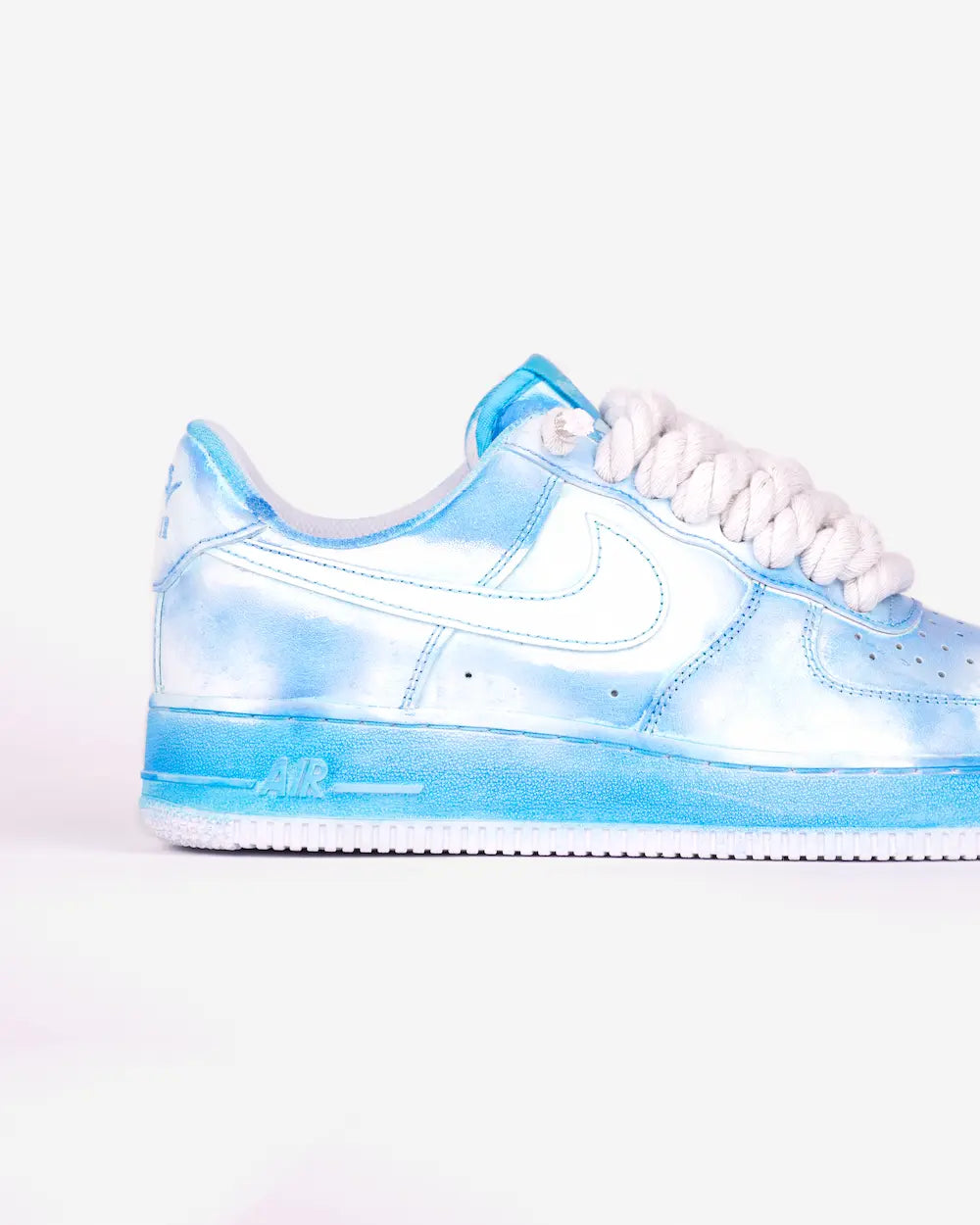 Nike Air Force 1 personalizzata con tintura effetto azzurro sfumato nuvola e lacci in corda bianchi