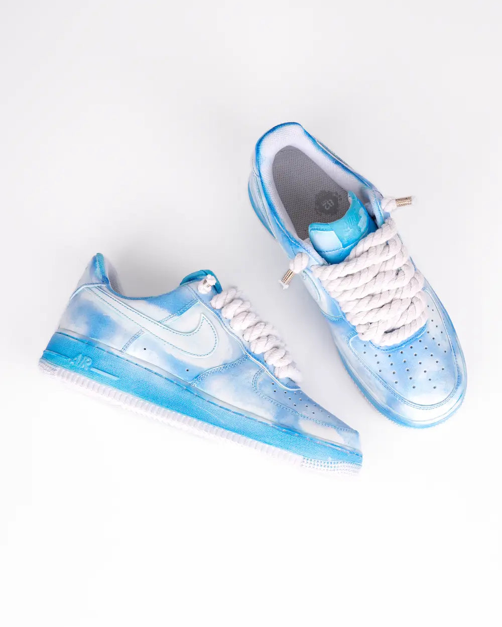 Nike Air Force 1 personalizzata con tintura effetto azzurro sfumato nuvola e lacci in corda bianchi
