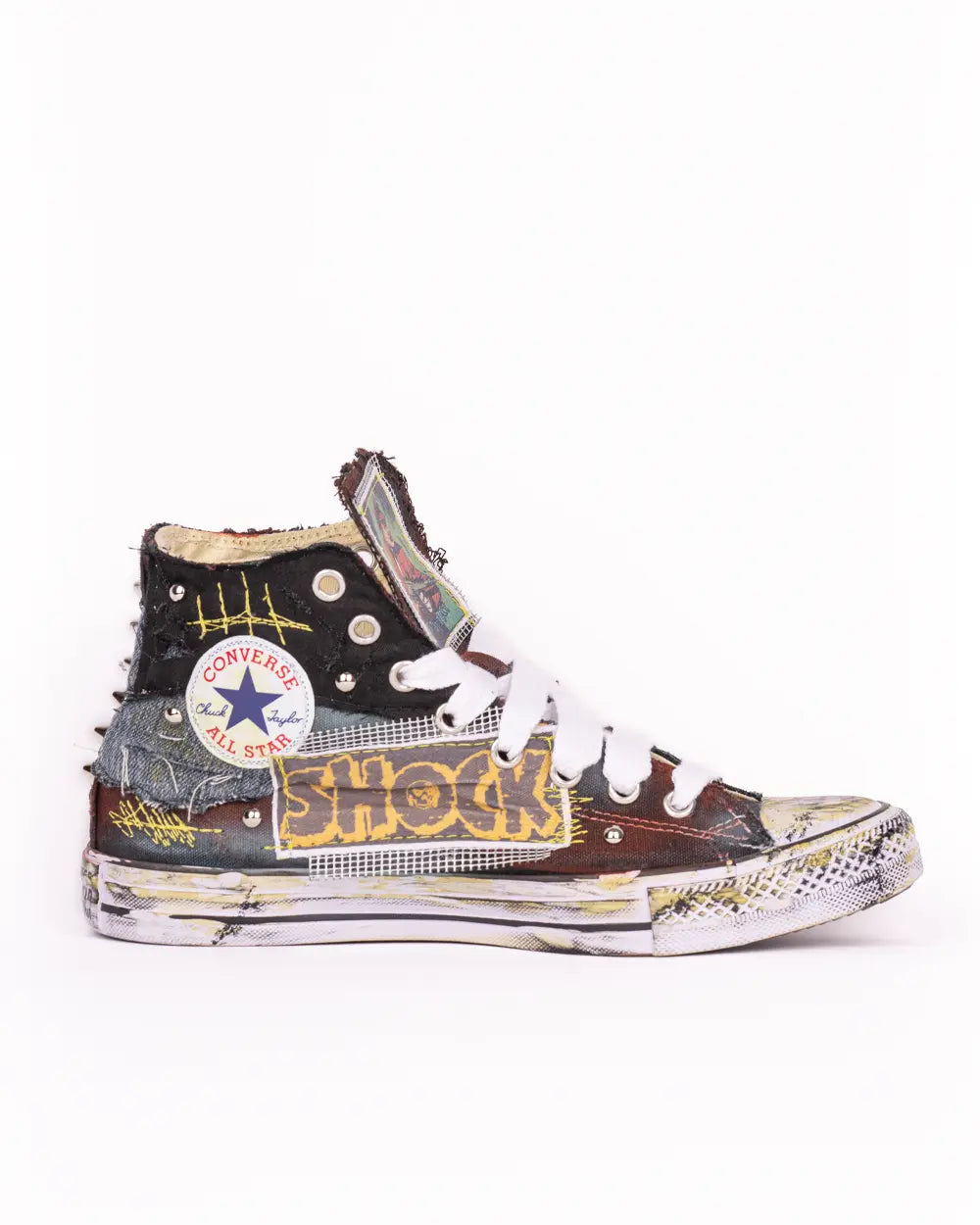 Converse custom con patch, dettagli in jeans e cuciture, lato interno sinistra