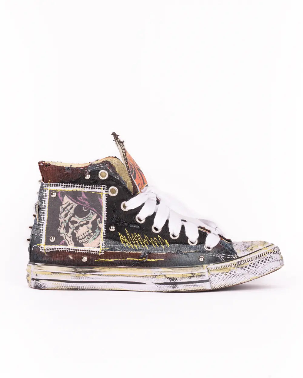 Converse custom con patch, dettagli in jeans e cuciture, lato esterno destra