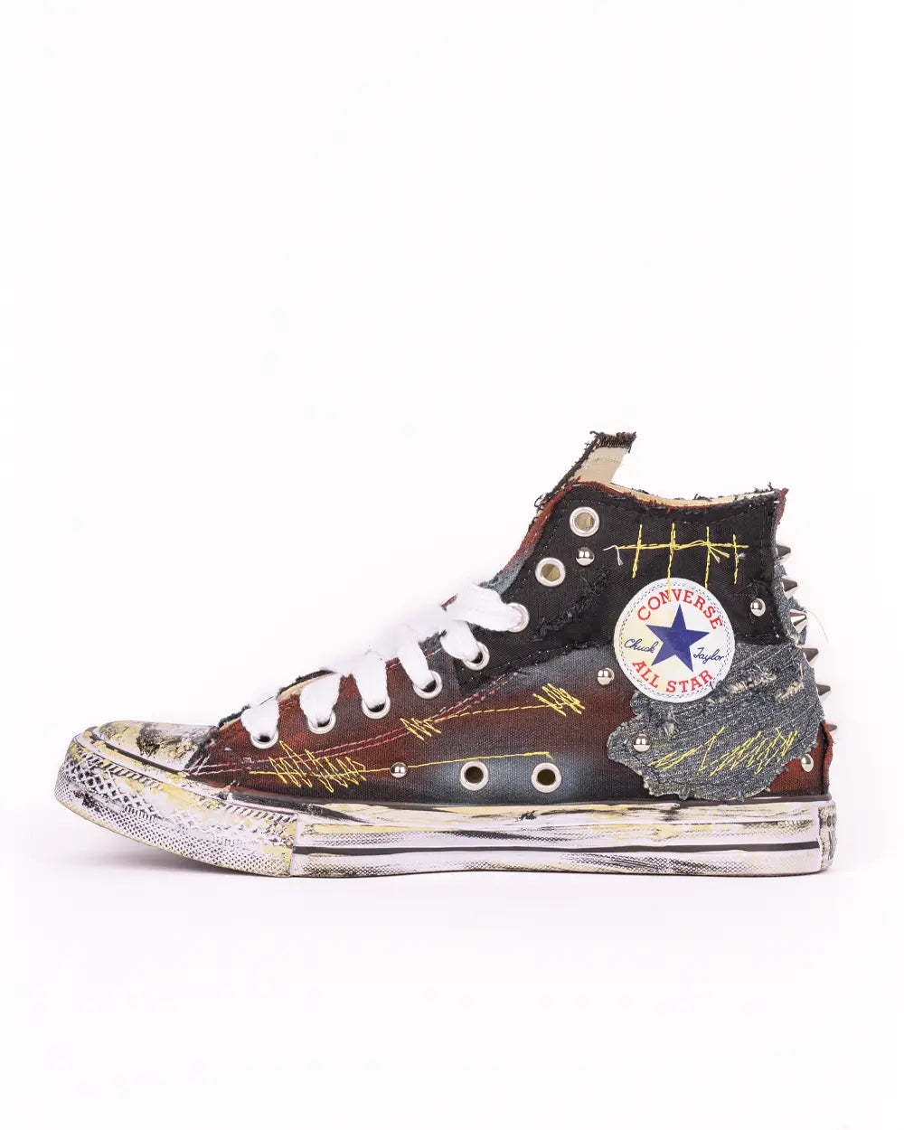 Converse custom con patch, dettagli in jeans e cuciture, lato esterno sinistra