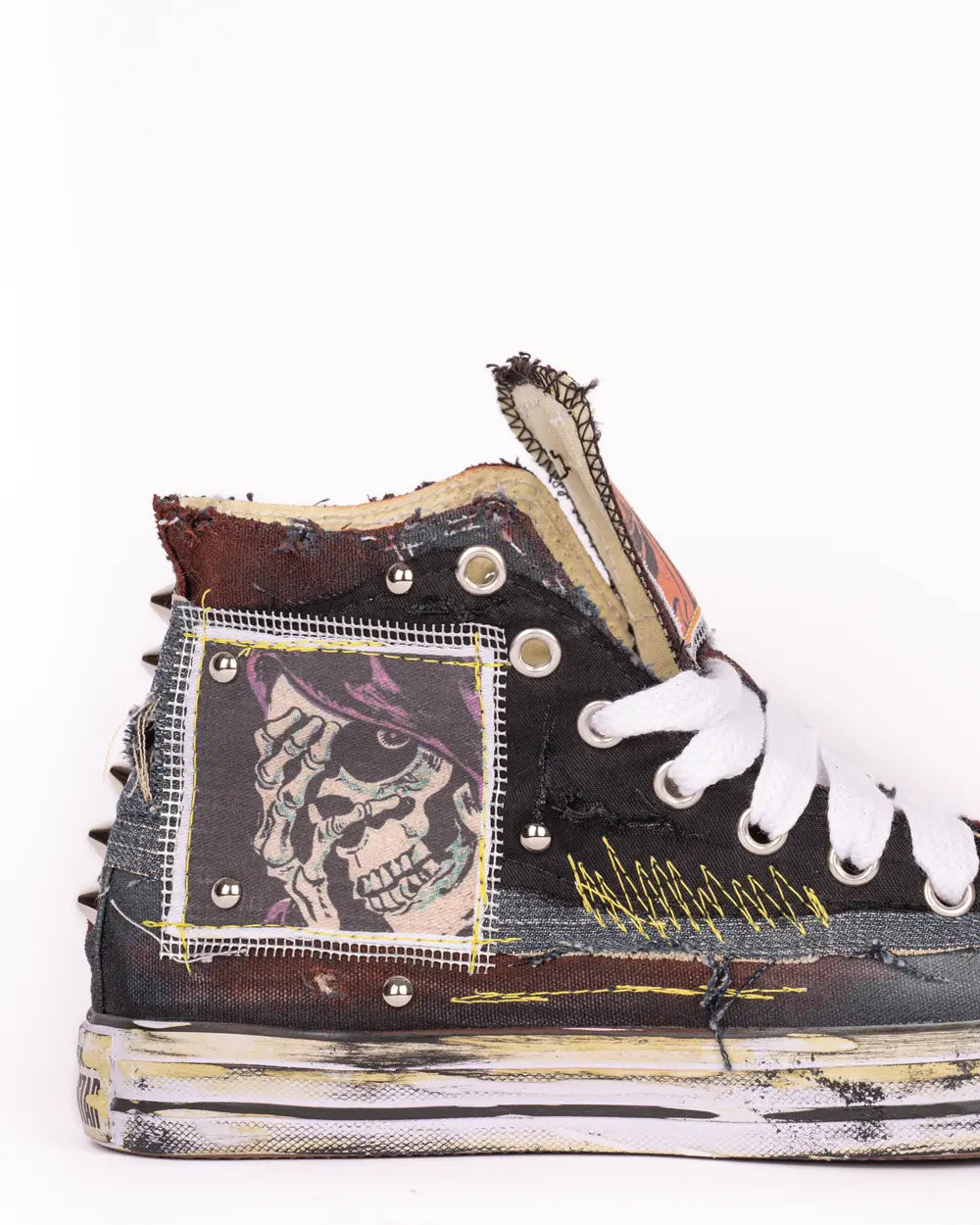 Converse personalizzata con tessuto jeans, dettaglio patch