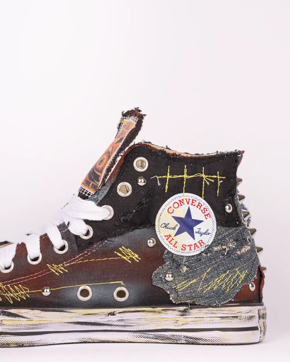 Converse personalizzata con tessuto jeans, dettaglio patch e logo