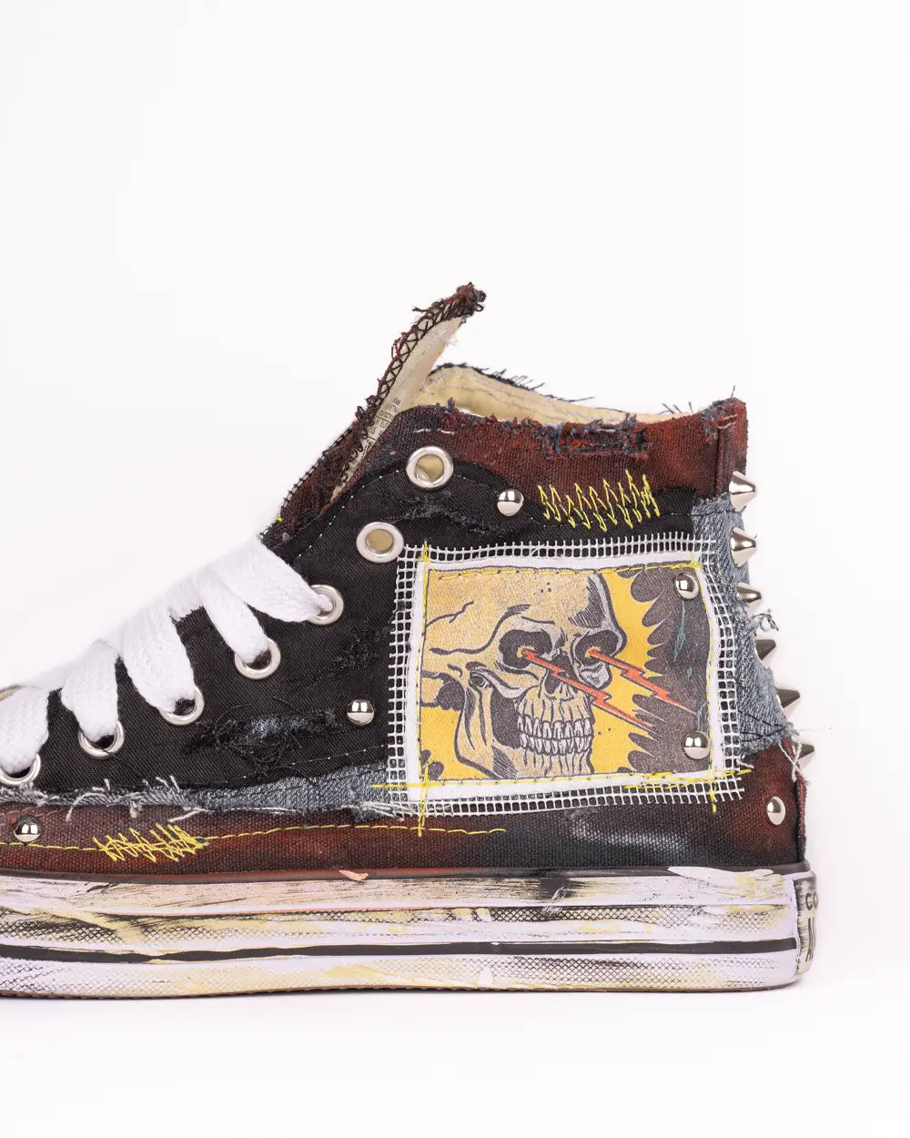 Converse personalizzata con tessuto jeans, dettaglio patch e borchie