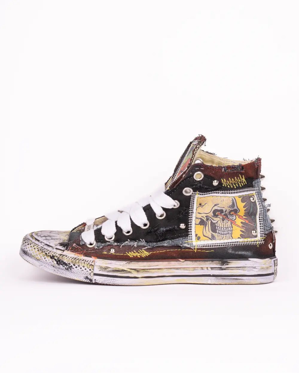 Converse custom con patch, dettagli in jeans e cuciture, lato interno destra