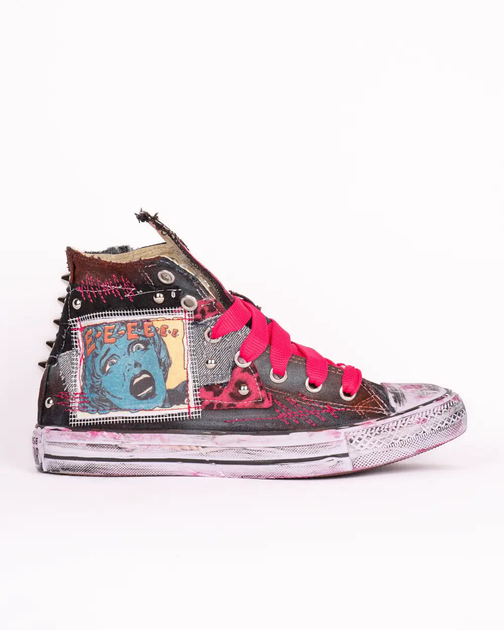 Converse personalizzata con patch, tessuto jeans e lacci fucsia