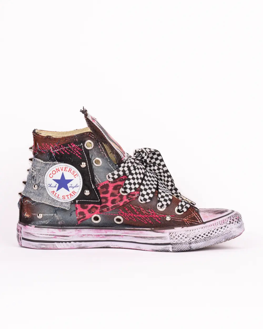 Converse personalizzata con patch, tessuto jeans e lacci a scacchi bianchi e neri
