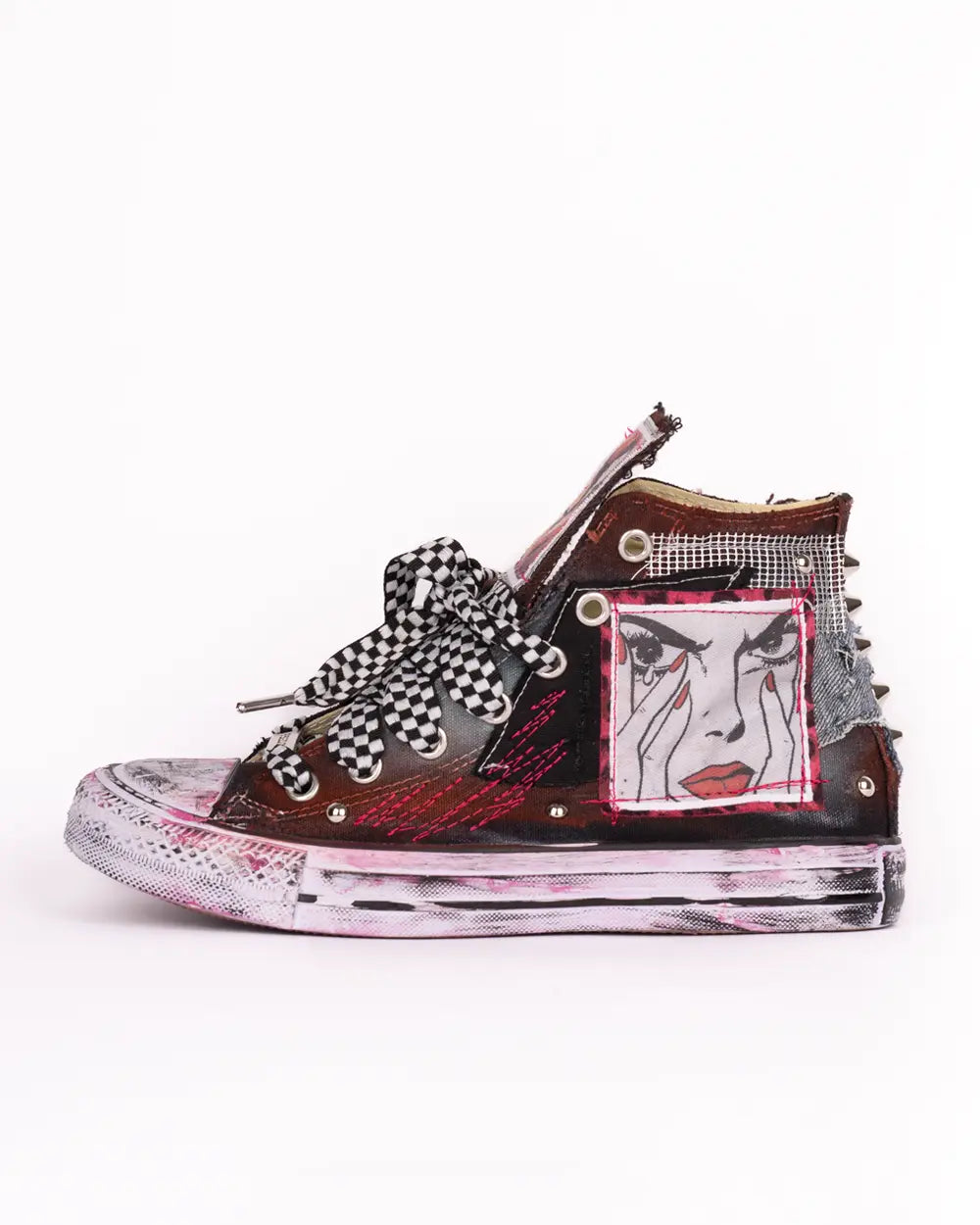 Converse personalizzata con patch con volto femminile, tessuto jeans e lacci a scacchi