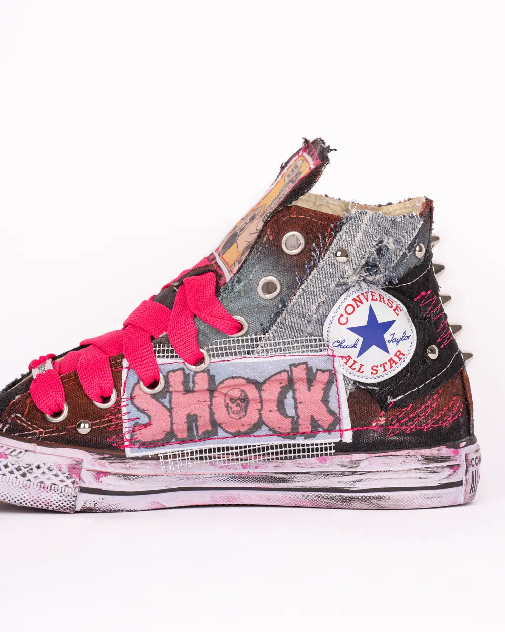 Converse personalizzata con patch, tessuto jeans e lacci fucsia, dettaglio laterale