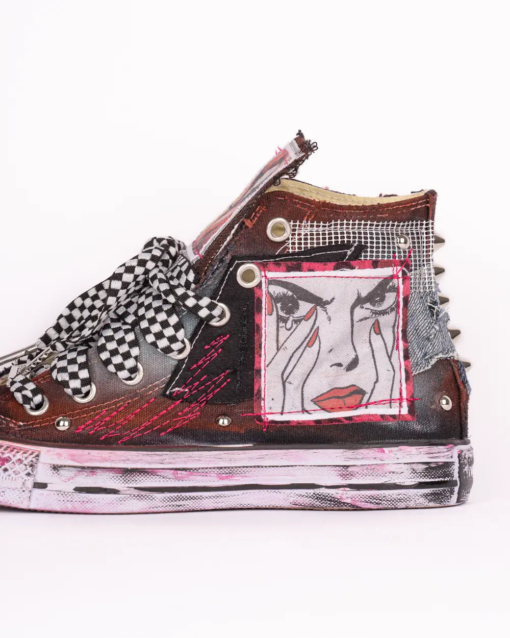 Converse personalizzata con patch, tessuto jeans e lacci fucsia, dettaglio patch con volto femminile