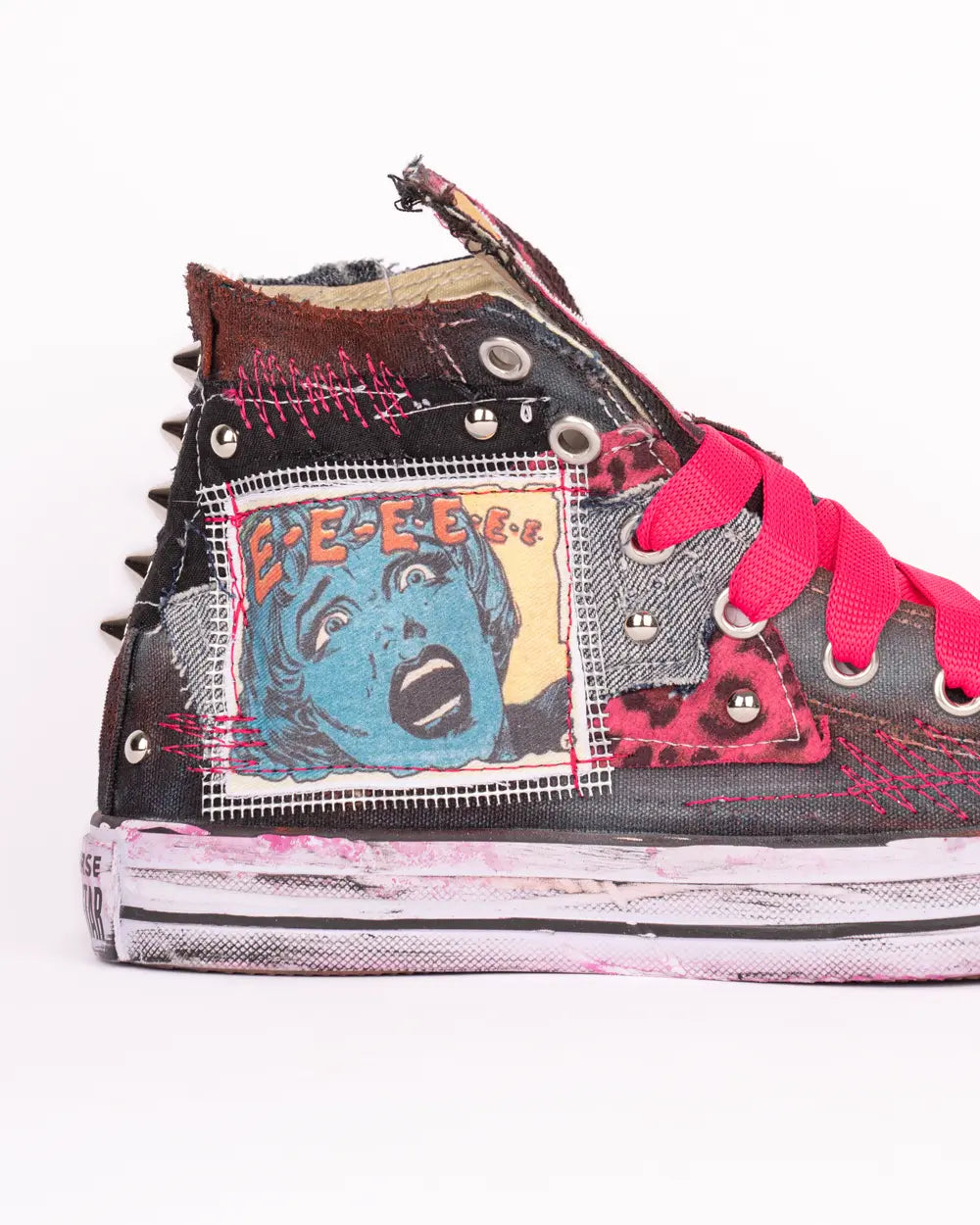 Converse personalizzata con patch, tessuto jeans e lacci fucsia, dettaglio laterale