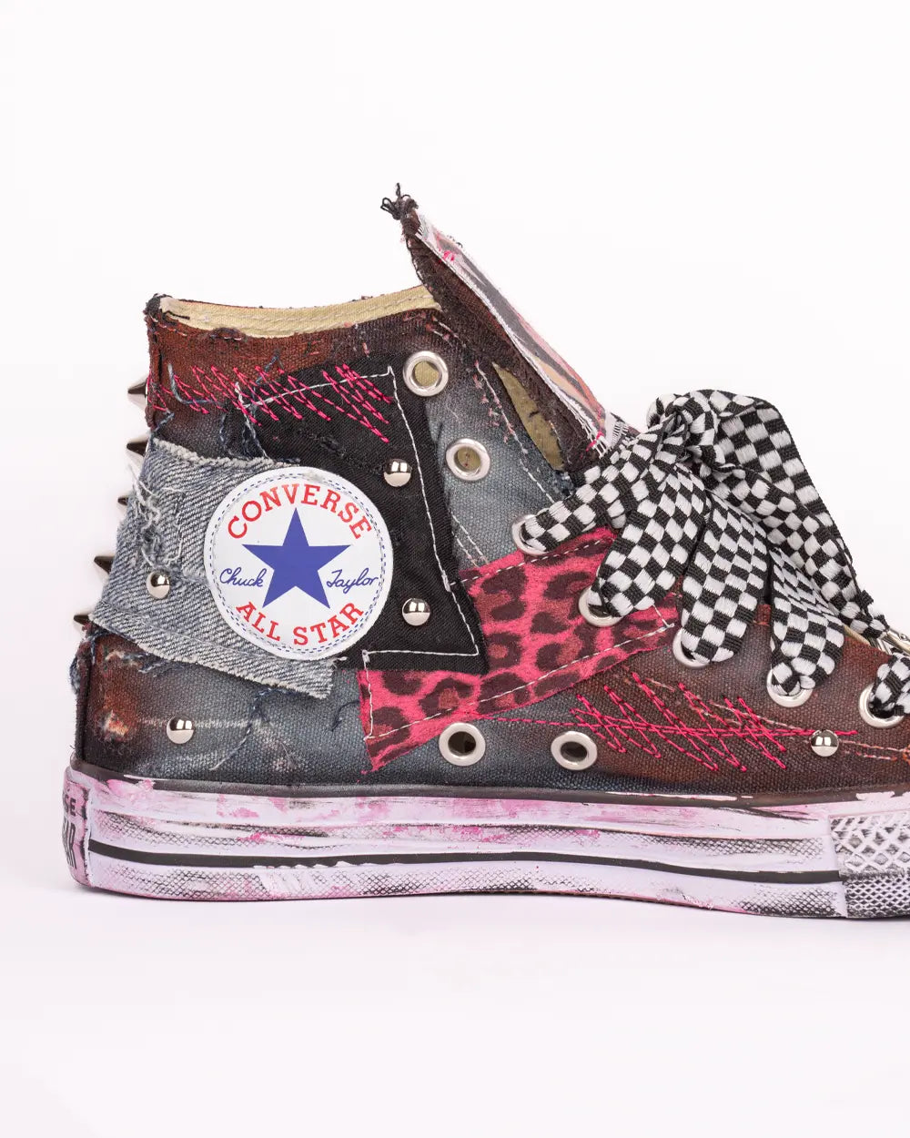 Converse personalizzata con patch, tessuto jeans e lacci a scacchi, dettaglio laterale con logo