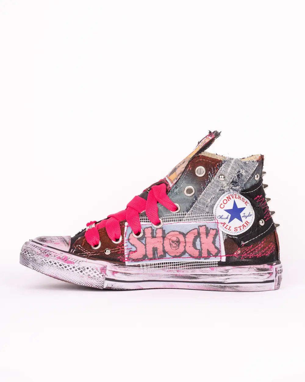 Converse personalizzata con patch, tessuto jeans e lacci fucsia, dettaglio laterale con logo