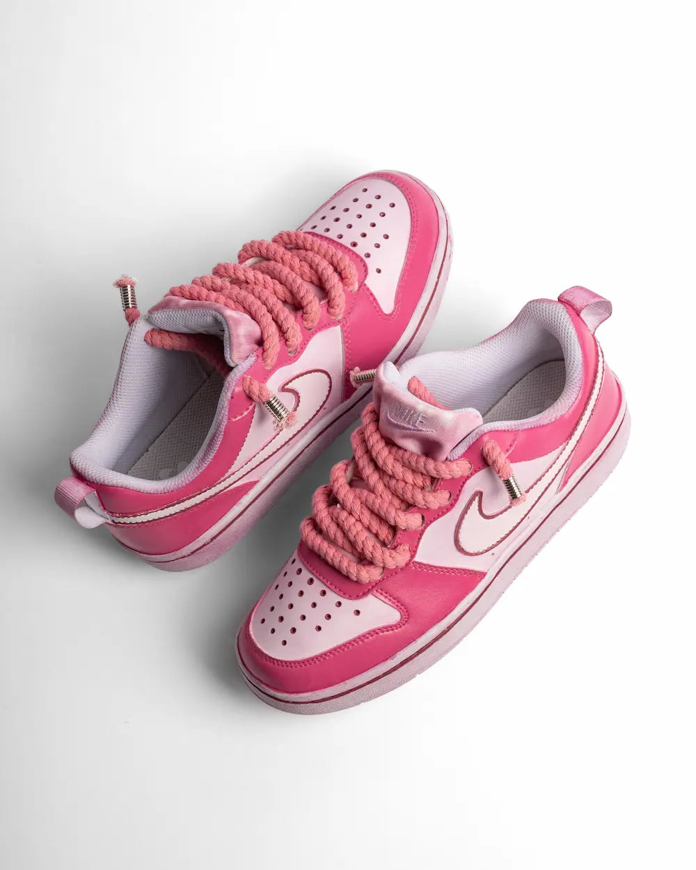 Nike Court Borough personalizzata con tintura in due tonalità di rosa e lacci in corda rosa pastello