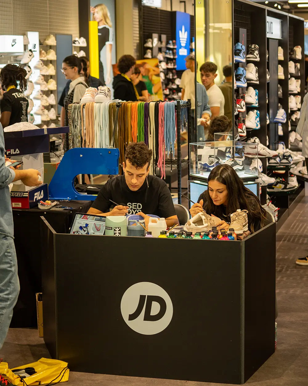 Evento JD Sneaker con Seddys con ragazzi che personalizzano scarpe