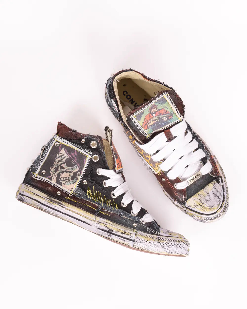 Converse custom con patch stampate, dettagli in jeans e cuciture