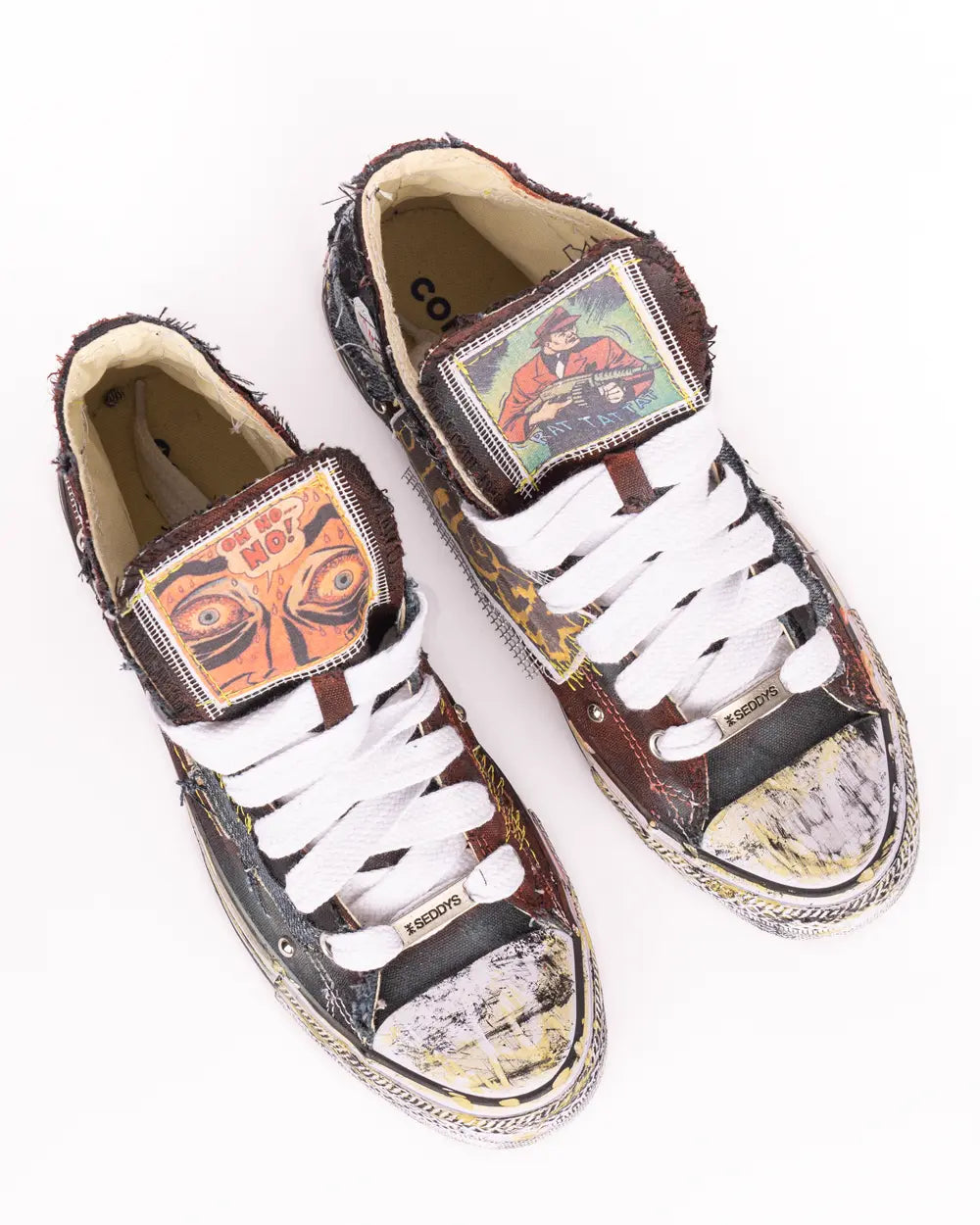 Converse custom con patch effetto punk, dettagli in jeans e cuciture