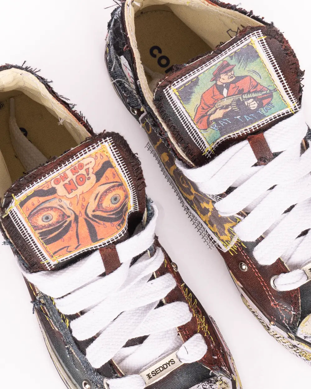 Converse personalizzata con tessuto jeans, dettaglio dall'alto delle patch sulla linguetta